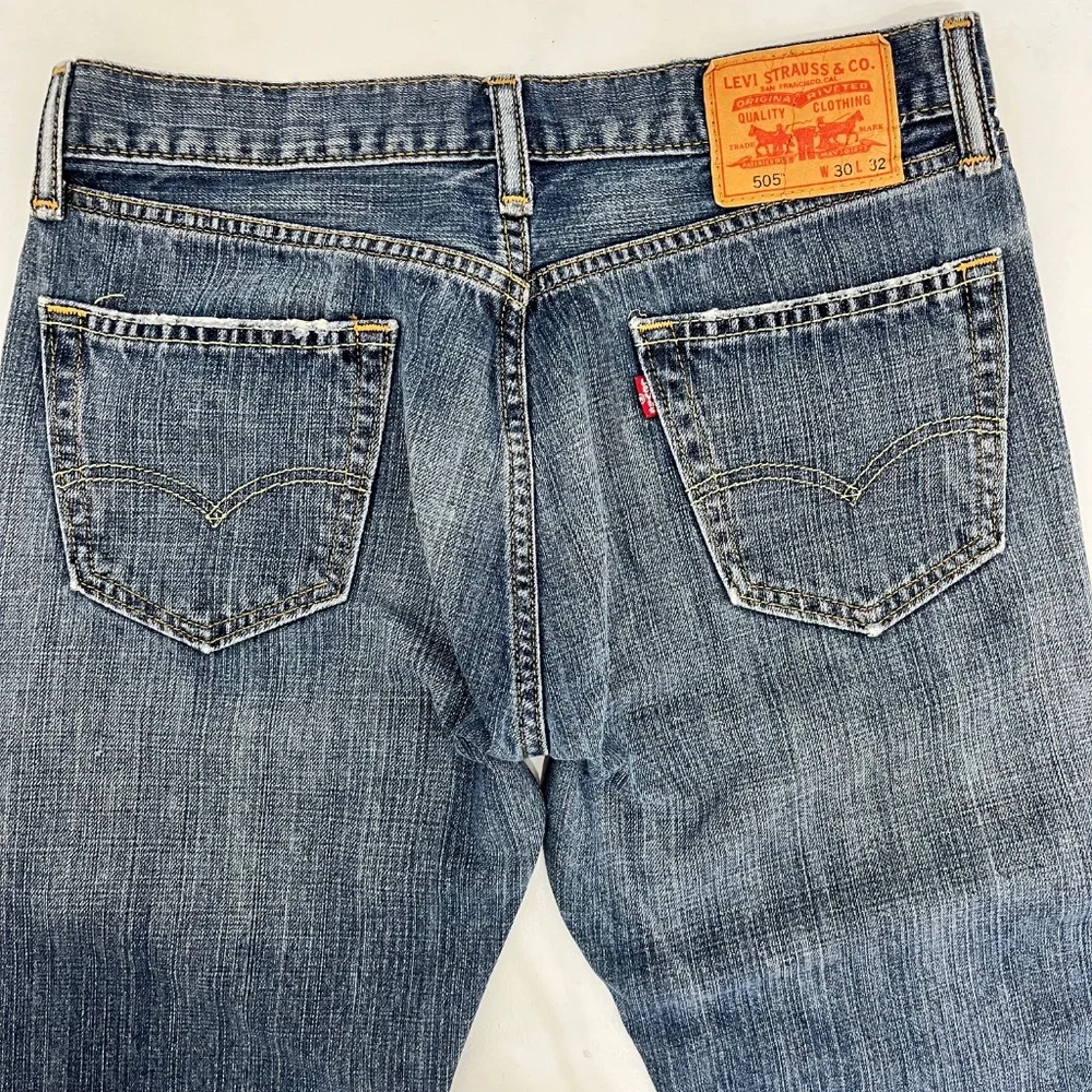 Levi's 505 Mens Size 30X32 Straight Fit Jeans Blue‎ Denim Pockets Retro Inspired